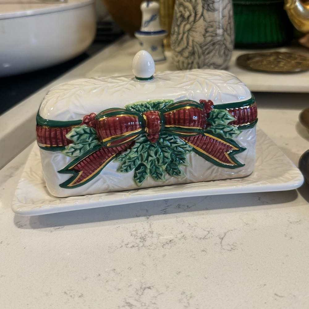 Deck the Holly by INSPIRADO DESIGNS 1/4 Lb Covered Butter Dish